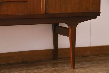 ヴィンテージ家具　北欧ビンテージ　Lyby Mobler　内部照明付　あたたかな雰囲気が魅力の大型リビングボード(サイドボード、収納棚)