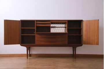 ヴィンテージ家具　北欧ビンテージ　Lyby Mobler　内部照明付　あたたかな雰囲気が魅力の大型リビングボード(サイドボード、収納棚)