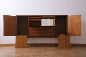 ヴィンテージ家具　北欧ビンテージ　Lyby Mobler　内部照明付　あたたかな雰囲気が魅力の大型リビングボード(サイドボード、収納棚)