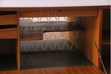 ヴィンテージ家具　北欧ビンテージ　Lyby Mobler　内部照明付　あたたかな雰囲気が魅力の大型リビングボード(サイドボード、収納棚)