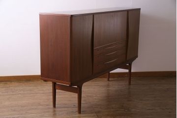 ヴィンテージ家具　北欧ビンテージ　Lyby Mobler　内部照明付　あたたかな雰囲気が魅力の大型リビングボード(サイドボード、収納棚)