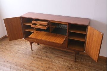 ヴィンテージ家具　北欧ビンテージ　Lyby Mobler　内部照明付　あたたかな雰囲気が魅力の大型リビングボード(サイドボード、収納棚)