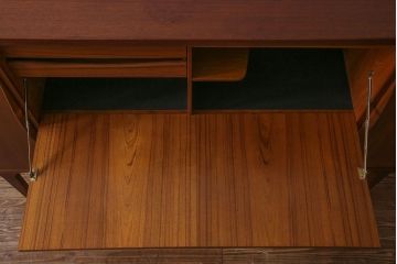 ヴィンテージ家具　北欧ビンテージ　Lyby Mobler　内部照明付　あたたかな雰囲気が魅力の大型リビングボード(サイドボード、収納棚)