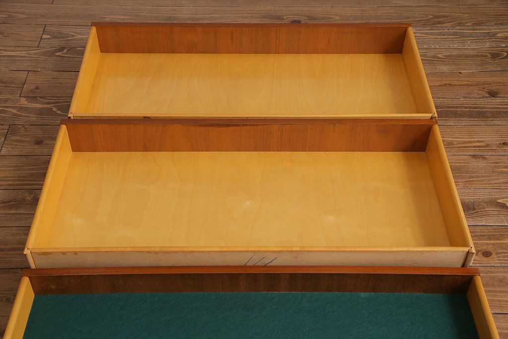 ヴィンテージ家具　北欧ビンテージ　Lyby Mobler　内部照明付　あたたかな雰囲気が魅力の大型リビングボード(サイドボード、収納棚)