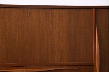 ヴィンテージ家具　北欧ビンテージ　Lyby Mobler　内部照明付　あたたかな雰囲気が魅力の大型リビングボード(サイドボード、収納棚)