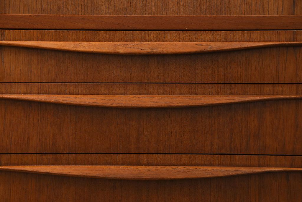 ヴィンテージ家具　北欧ビンテージ　Lyby Mobler　内部照明付　あたたかな雰囲気が魅力の大型リビングボード(サイドボード、収納棚)