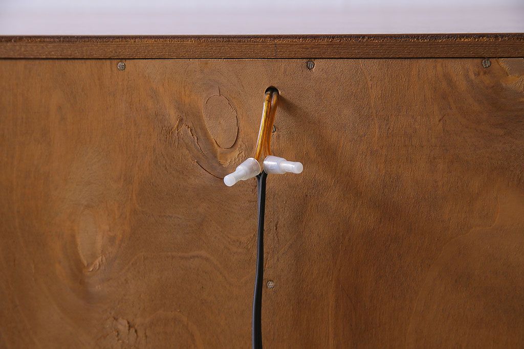 ヴィンテージ家具　北欧ビンテージ　Lyby Mobler　内部照明付　あたたかな雰囲気が魅力の大型リビングボード(サイドボード、収納棚)