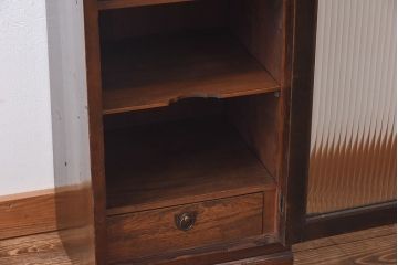 レトロ家具　昭和レトロ　モールガラスがおしゃれな縦型収納棚(戸棚、キャビネット)