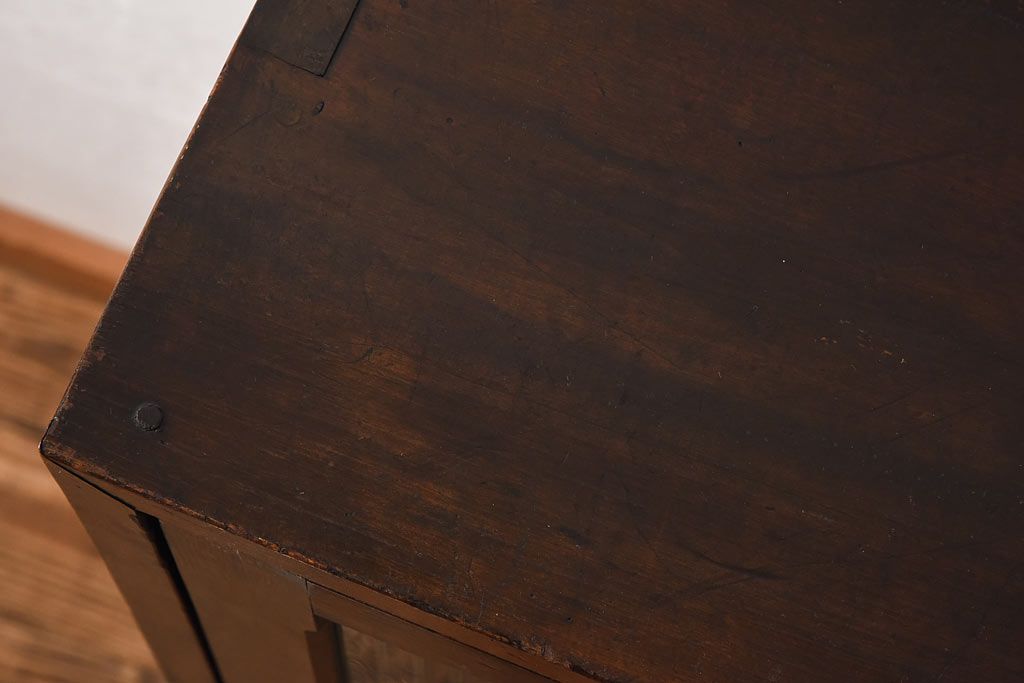 レトロ家具　昭和レトロ　モールガラスがおしゃれな縦型収納棚(戸棚、キャビネット)