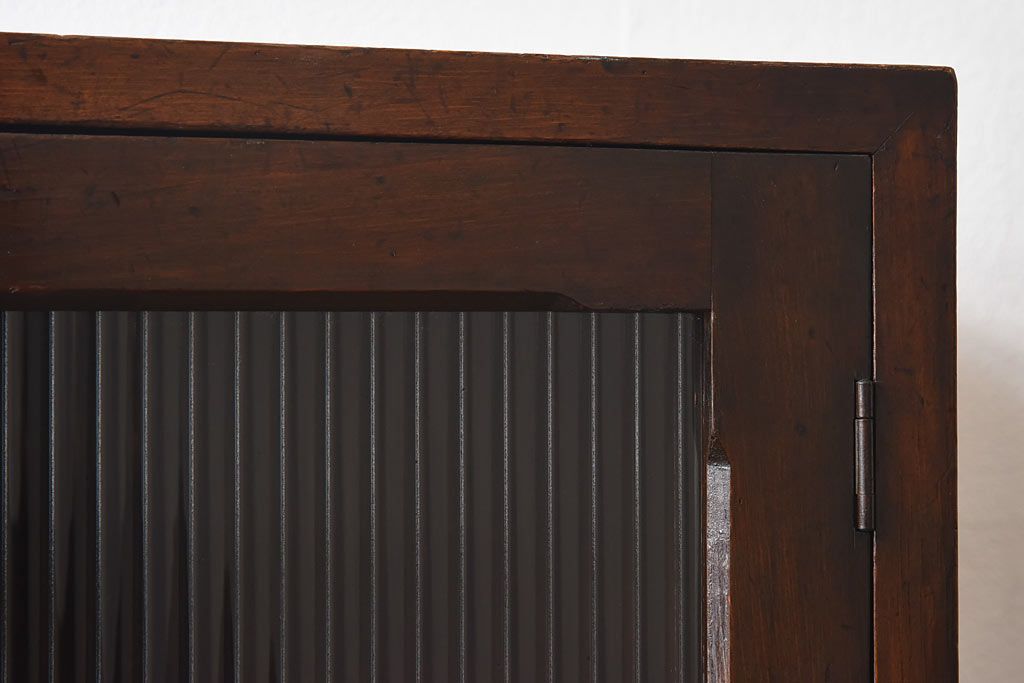 レトロ家具　昭和レトロ　モールガラスがおしゃれな縦型収納棚(戸棚、キャビネット)