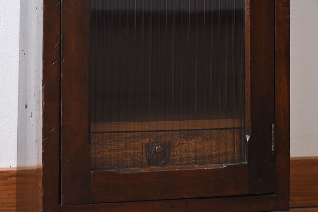 レトロ家具　昭和レトロ　モールガラスがおしゃれな縦型収納棚(戸棚、キャビネット)