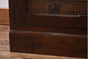 レトロ家具　昭和レトロ　モールガラスがおしゃれな縦型収納棚(戸棚、キャビネット)