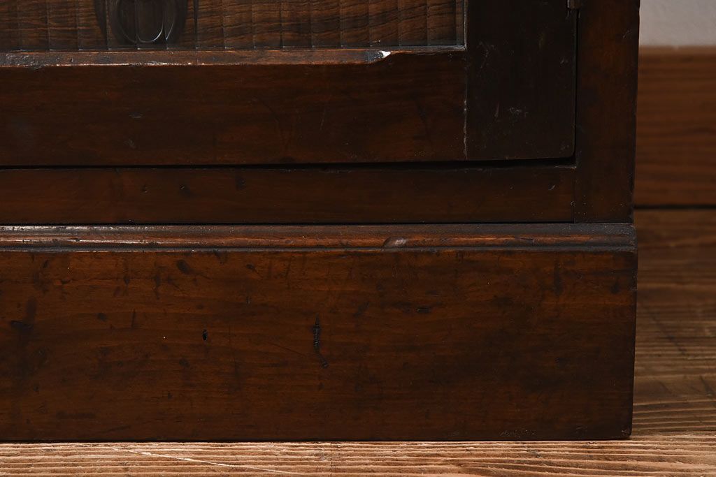 レトロ家具　昭和レトロ　モールガラスがおしゃれな縦型収納棚(戸棚、キャビネット)