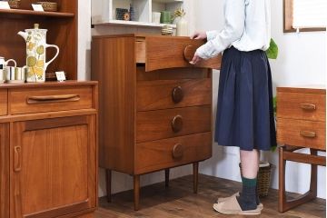 北欧ビンテージ家具　チーク材　大きな丸い取っ手が愛らしいチェスト(サイドチェスト、引き出し、ドロワー)