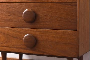 北欧ビンテージ家具　チーク材　大きな丸い取っ手が愛らしいチェスト(サイドチェスト、引き出し、ドロワー)