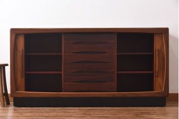 ヴィンテージ家具　北欧ビンテージ　dyrlund(デューロン)社　蛇腹式　ローズウッド材　サイドボード(収納棚、キャビネット)