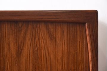 ヴィンテージ家具　北欧ビンテージ　dyrlund(デューロン)社　蛇腹式　ローズウッド材　サイドボード(収納棚、キャビネット)