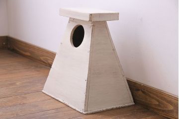 アンティーク雑貨　ペイント家具　シャビーな風合いが魅力的な踏み台(花台)