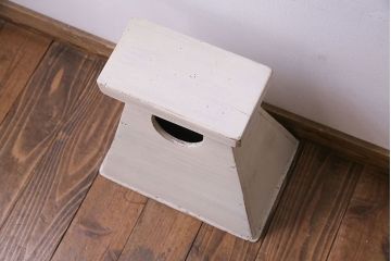 アンティーク雑貨　ペイント家具　シャビーな風合いが魅力的な踏み台(花台)