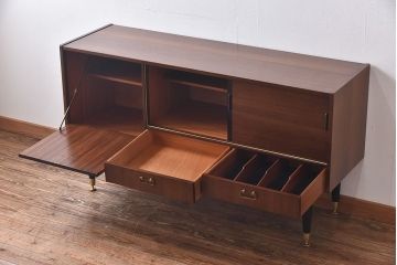 北欧家具　G-PLAN(ジープラン)　BBシリーズ(Black&Brass)のサイドボード(サイドキャビネット)