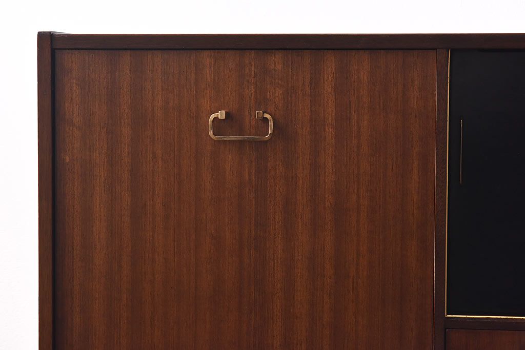 北欧家具　G-PLAN(ジープラン)　BBシリーズ(Black&Brass)のサイドボード(サイドキャビネット)