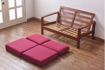 ヴィンテージ家具　北欧ビンテージ　チーク材　ファブリックが差し色になる二人掛けソファ(ラブソファ、ダイニングソファ)