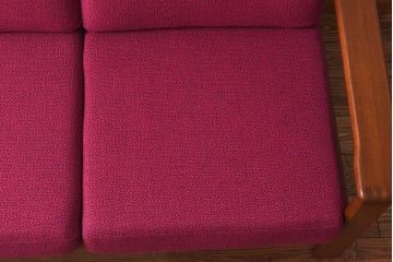 ヴィンテージ家具　北欧ビンテージ　チーク材　ファブリックが差し色になる二人掛けソファ(ラブソファ、ダイニングソファ)