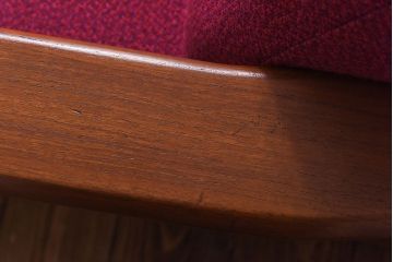 ヴィンテージ家具　北欧ビンテージ　チーク材　ファブリックが差し色になる二人掛けソファ(ラブソファ、ダイニングソファ)