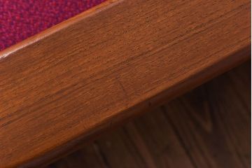 ヴィンテージ家具　北欧ビンテージ　チーク材　ファブリックが差し色になる二人掛けソファ(ラブソファ、ダイニングソファ)