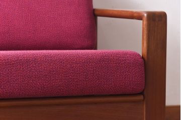 ヴィンテージ家具　北欧ビンテージ　チーク材　ファブリックが差し色になる二人掛けソファ(ラブソファ、ダイニングソファ)