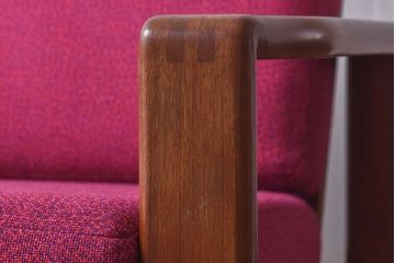 ヴィンテージ家具　北欧ビンテージ　チーク材　ファブリックが差し色になる二人掛けソファ(ラブソファ、ダイニングソファ)