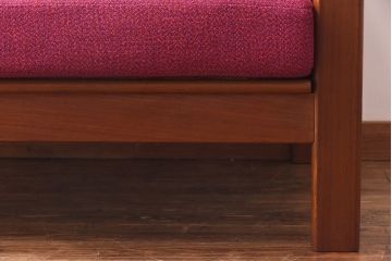 ヴィンテージ家具　北欧ビンテージ　チーク材　ファブリックが差し色になる二人掛けソファ(ラブソファ、ダイニングソファ)