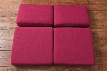 ヴィンテージ家具　北欧ビンテージ　チーク材　ファブリックが差し色になる二人掛けソファ(ラブソファ、ダイニングソファ)