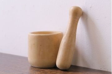 アンティーク雑貨　イギリス製　ぽってりとしたフォルムが愛らしい木製スパイスマッシャー(すり鉢)
