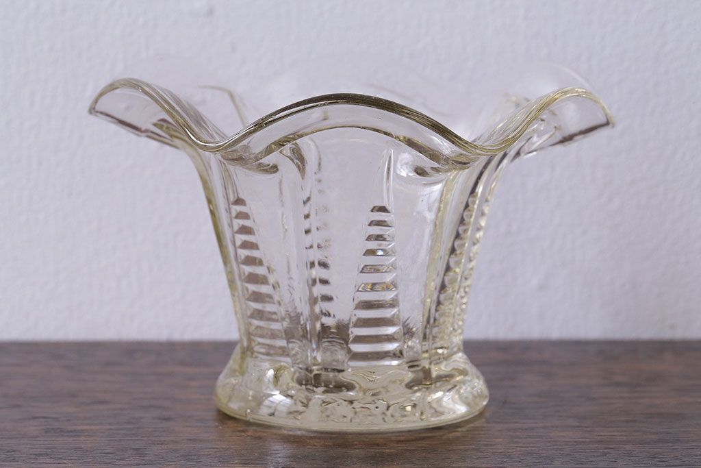 アンティーク雑貨　イギリス　レトロな味わいを醸し出すガラス小物入れ(フラワーベース)