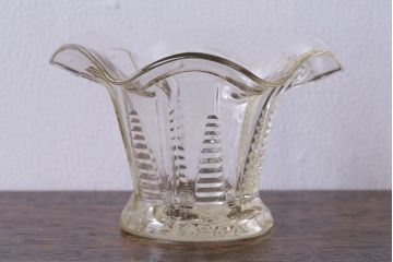 アンティーク雑貨　イギリス　レトロな味わいを醸し出すガラス小物入れ(フラワーベース)