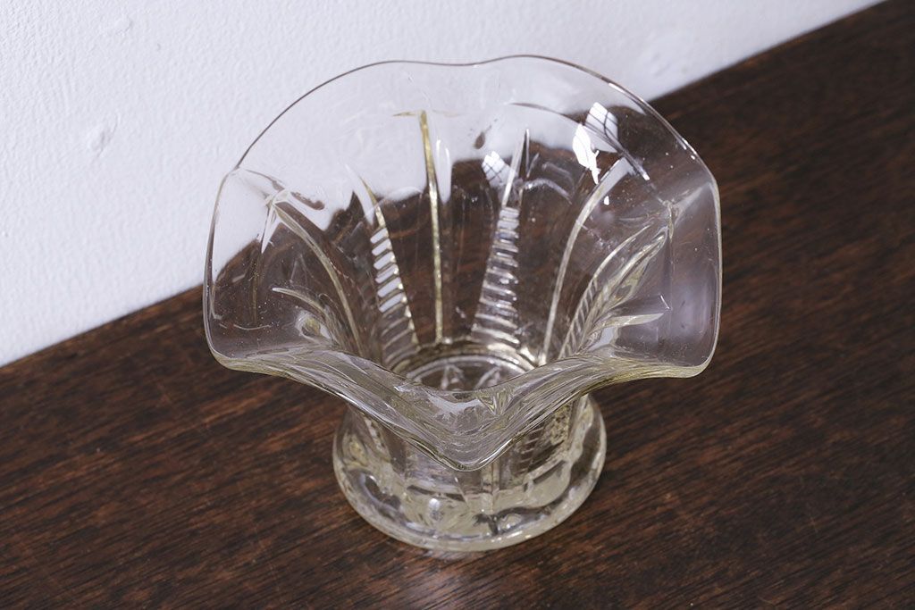 アンティーク雑貨　イギリス　レトロな味わいを醸し出すガラス小物入れ(フラワーベース)