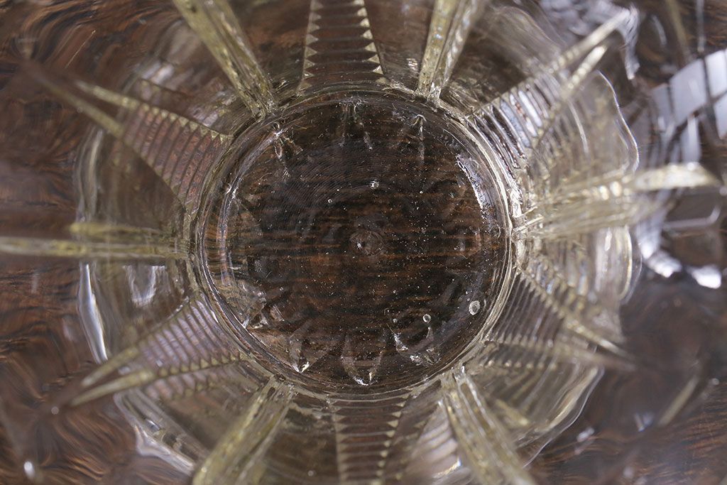 アンティーク雑貨　イギリス　レトロな味わいを醸し出すガラス小物入れ(フラワーベース)