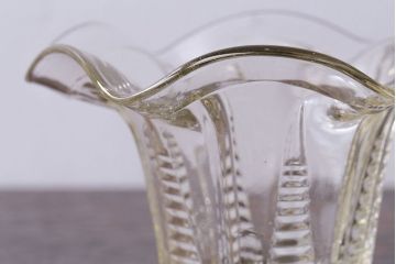 アンティーク雑貨　イギリス　レトロな味わいを醸し出すガラス小物入れ(フラワーベース)