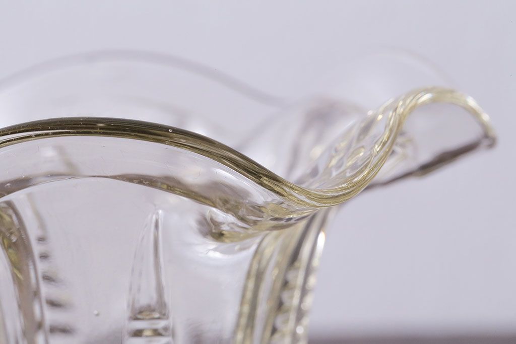 アンティーク雑貨　イギリス　レトロな味わいを醸し出すガラス小物入れ(フラワーベース)