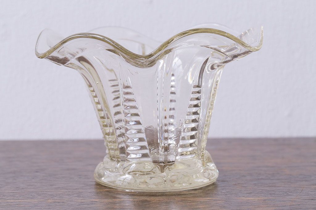 アンティーク雑貨　イギリス　レトロな味わいを醸し出すガラス小物入れ(フラワーベース)