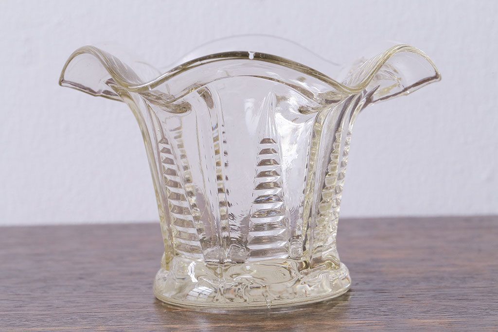 アンティーク雑貨　イギリス　レトロな味わいを醸し出すガラス小物入れ(フラワーベース)