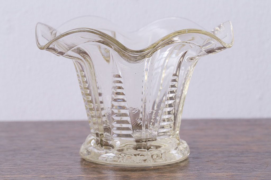 アンティーク雑貨　イギリス　レトロな味わいを醸し出すガラス小物入れ(フラワーベース)