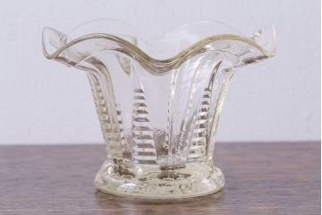 アンティーク雑貨　イギリス　レトロな味わいを醸し出すガラス小物入れ(フラワーベース)