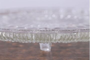 アンティーク雑貨　イギリス製　脚付ガラスプレート(グラスディッシュ、プレスガラス)