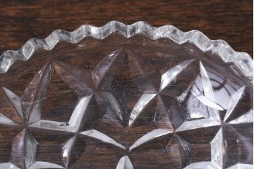 アンティーク雑貨　イギリス製　ギザギザの縁がかわいらしいガラス小皿(プレスガラス)