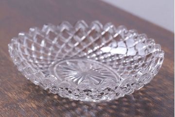 アンティーク雑貨　イギリス製　厚みのある質感が魅力のガラス小皿(プレスガラス)