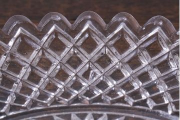 アンティーク雑貨　イギリス製　厚みのある質感が魅力のガラス小皿(プレスガラス)