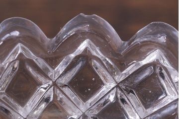 アンティーク雑貨　イギリス製　厚みのある質感が魅力のガラス小皿(プレスガラス)