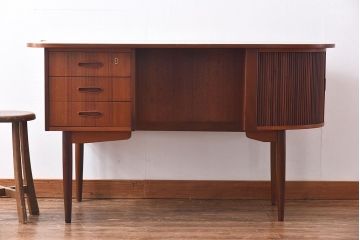 北欧家具　チーク材　曲線のフォルムが珍しいデスク(平机、在宅ワーク、在宅用ワークデスク、カウンターテーブル)